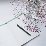 作者陈昊然在编辑部整理内容样本时的工作照